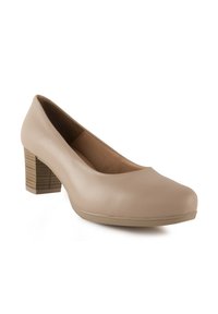 Zapato de salón de cuero beige con punta redonda, tacón cuadrado y acentos de madera texturizada. Acabado suave y diseño minimalista con forro interior.