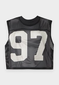 Czarny crop top z siateczki z szerokimi otworami na ramiona, z wyraźnymi białymi cyframi "97" nadrukowanymi na froncie. Gładki dekolt, lekka faktura.