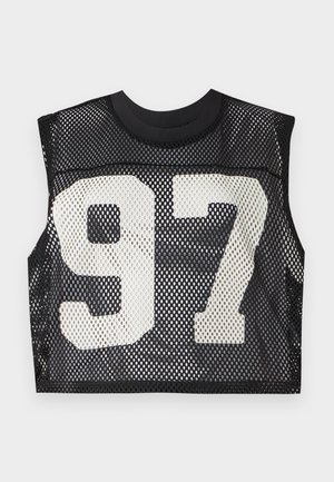 Czarny crop top z siateczki z szerokimi otworami na ramiona, z wyraźnymi białymi cyframi "97" nadrukowanymi na froncie. Gładki dekolt, lekka faktura.