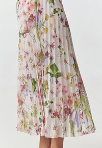 Thumbnail Image 4