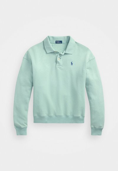 Pulover polo de culoare albastru deschis, cu mâneci lungi, guler și placket cu două nasturi. Prezintă un mic logo brodat pe piept. Textură moale.