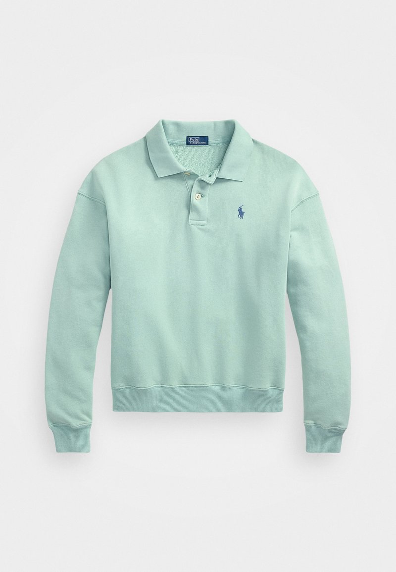 Sudadera polo azul claro de manga larga, con collar y tapeta de dos botones. Presenta un pequeño logo bordado en el pecho. Textura suave.