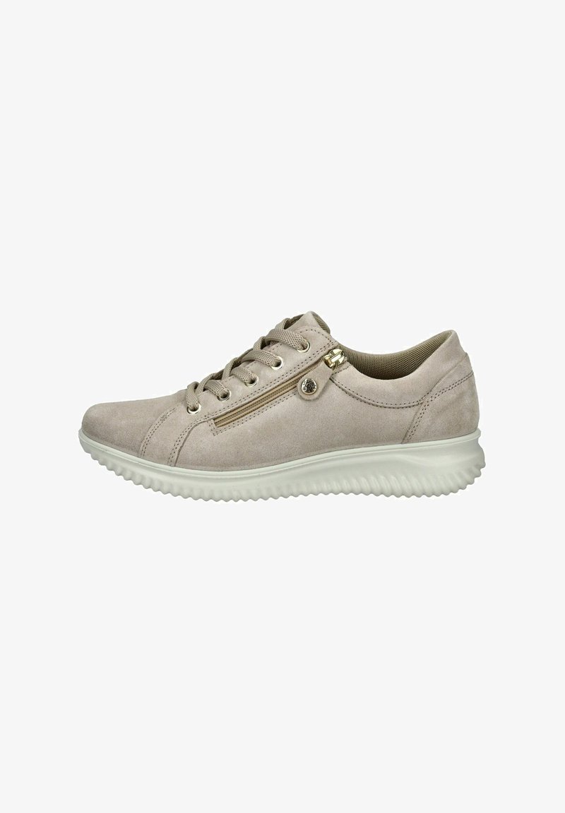 Beige suède sneaker met een ronde neus, vetersluiting aan de voorkant en een ritssluiting aan de zijkant. Voorzien van een witte rubberen zool met een gestructureerd, geribbeld ontwerp.
