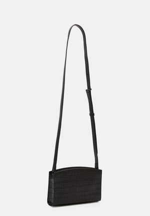 Bolso bandolera negro hecho de cuero con relieve de cocodrilo. Presenta una forma rectangular y delgada y una correa ajustable para un uso versátil.