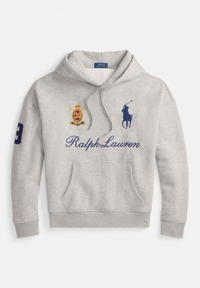 Jasnoszara bluza z kapturem z kieszenią z przodu, napisem "Ralph Lauren", niebieskim logo gracza polo, czerwono-złotym herbem oraz numerem 3 na lewym rękawie.