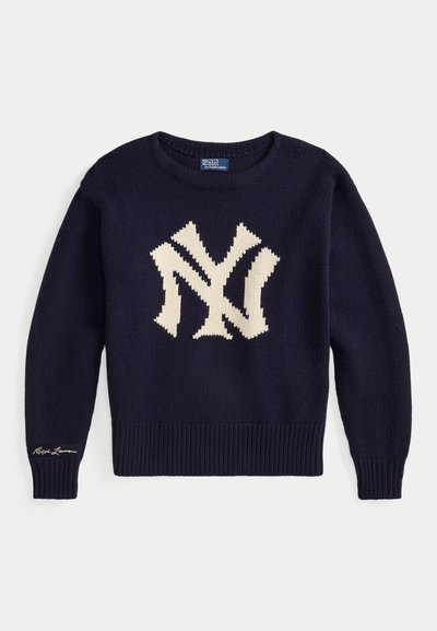 Námořnický pletený svetr s velkým krémovým logem Yankees ve středu a žebrovanými manžetami a lemem. Nálepka v levém dolním rohu.