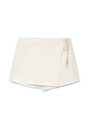 Weißer Wickelrock mit asymmetrischem Saum und beigefarbenem Kordelzug mit kleinen Holzperlen vor weißem Hintergrund.