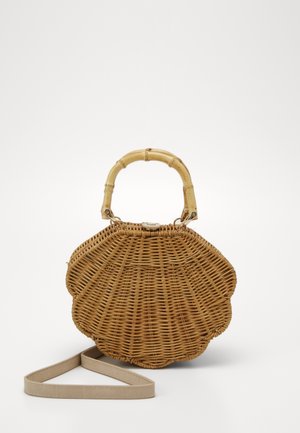 Kudottu korikassi, joka on muotoiltu merisiiliksi, bambukahvalla ja irrotettavalla beigen värisellä hihnalla. Käsitelty luonnonmateriaali.