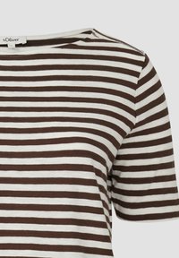 Braun- und weiß gestreifes Kurzarm-T-Shirt mit rundem Ausschnitt. Weicher Stoff mit glatter Textur. Etikett am Ausschnitt sichtbar.