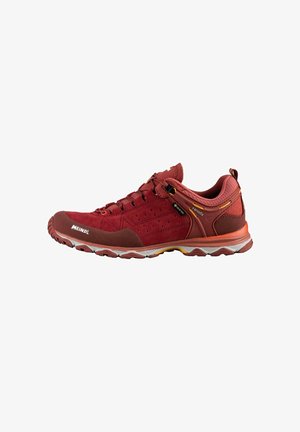 Chaussure de randonnée rouge avec un upper en maille et en daim, des détails perforés, une semelle Vibram et un embout renforcé. Comprend des sangles ajustables et des accents de couleur.