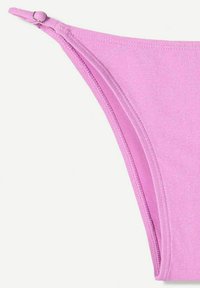 Bas de bikini rose avec une texture douce et brillante. Doté d'une fermeture éclair sur le côté et de coutures nettes le long des bords.