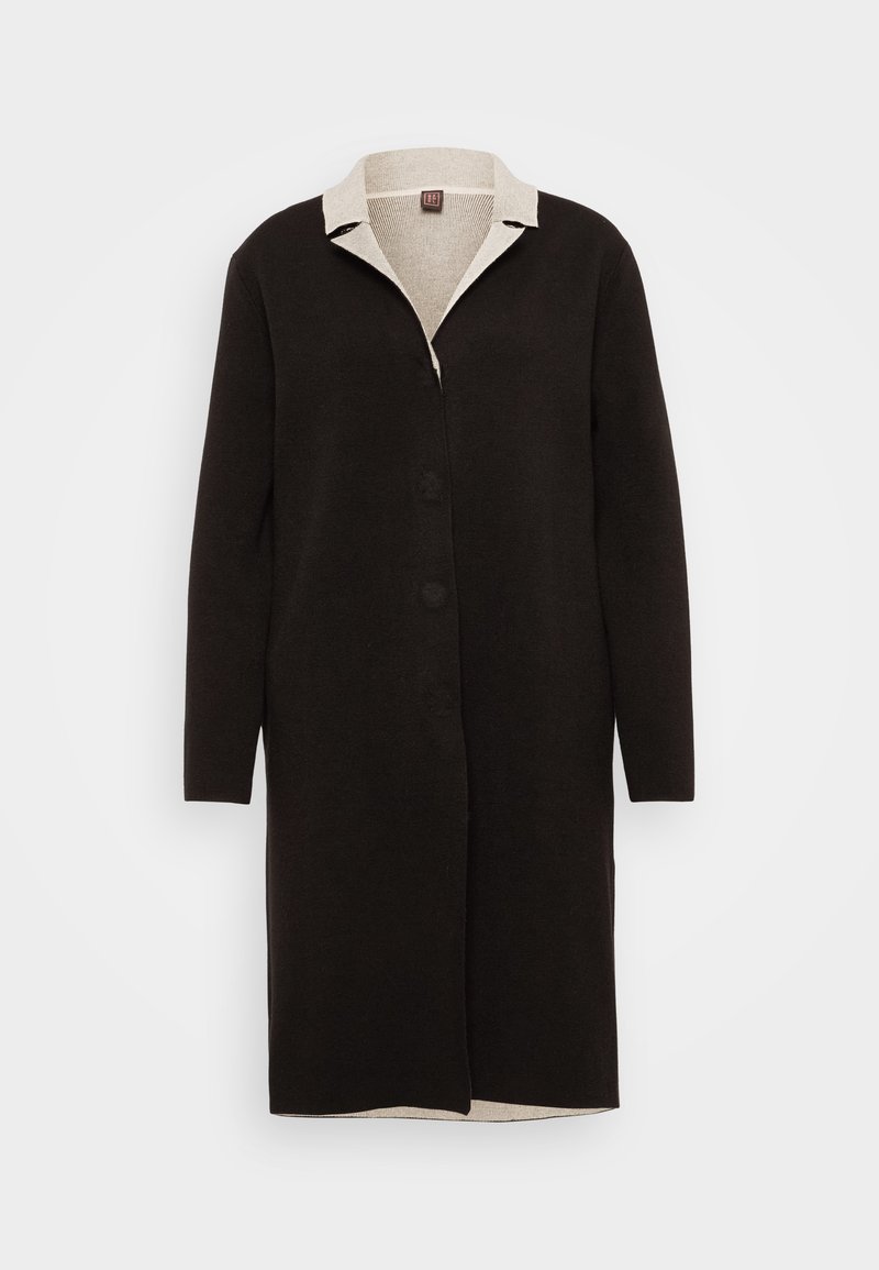 Cardigan nero con maniche lunghe e colletto. Presenta un colletto di colore chiaro e bottoni sul davanti. Realizzato in materiale morbido e strutturato.