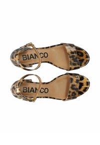 Leopardenprint hoge hakken sandalen met een glanzende patentering, enkelbandje en een beige voetbed met de merknaam "BIANCO."