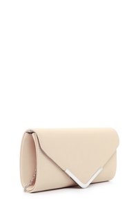 Pochette enveloppe en cuir beige avec un accent métallique argenté en forme de V et une bandoulière chaîne argentée partiellement visible.