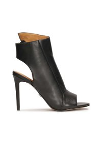 Sandale à talon haut en cuir noir avec un bout ouvert et un design découpé. Caractérisée par un talon aiguille et une section de cheville moulée.