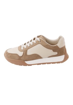 Sneaker beige e marrone chiaro con pannelli in suede e pelle, lacci bianchi e suola in gomma spessa progettata per un uso casual.