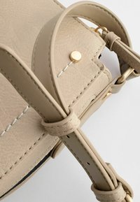 Next SADDLE STANDARD - Keresztpántos táska - bone cream