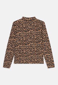 T-shirt à manches longues avec un motif léopard. Présente un fond beige chaud avec des taches marron foncé et noires. Le tissu semble doux et texturé.