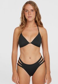 Zwart bikini set met een driehoektop met dunne bandjes en een hoog aansluitende onderkant met uitsnijdingen aan de zijkanten. Zachte textuur overal.