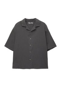 Camisa de botones de manga corta en gris oscuro con cuello tipo camp, seis botones en la parte delantera y un corte relajado.