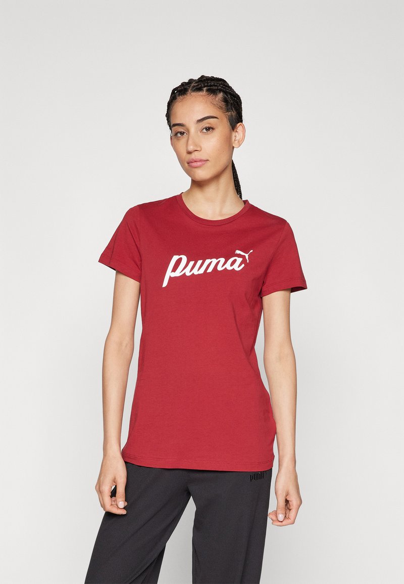 Czerwona bawełniana koszulka z krótkim rękawem i okrągłym dekoltem, z białym logo Puma na piersi. Płaska tekstura, casualowy design.