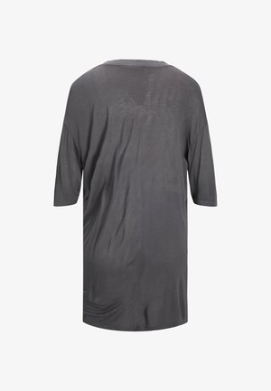 Camiseta gris de manga corta con un ajuste holgado y cuello redondo. Textura suave con una superficie lisa, presenta un diseño sencillo sin adornos.