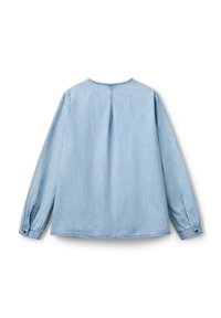 Camicia di jeans azzurra, maniche lunghe, polsini abbottonati, orlo arrotondato, dettaglio con piega sul retro, texture morbida, design casual, senza motivi visibili.