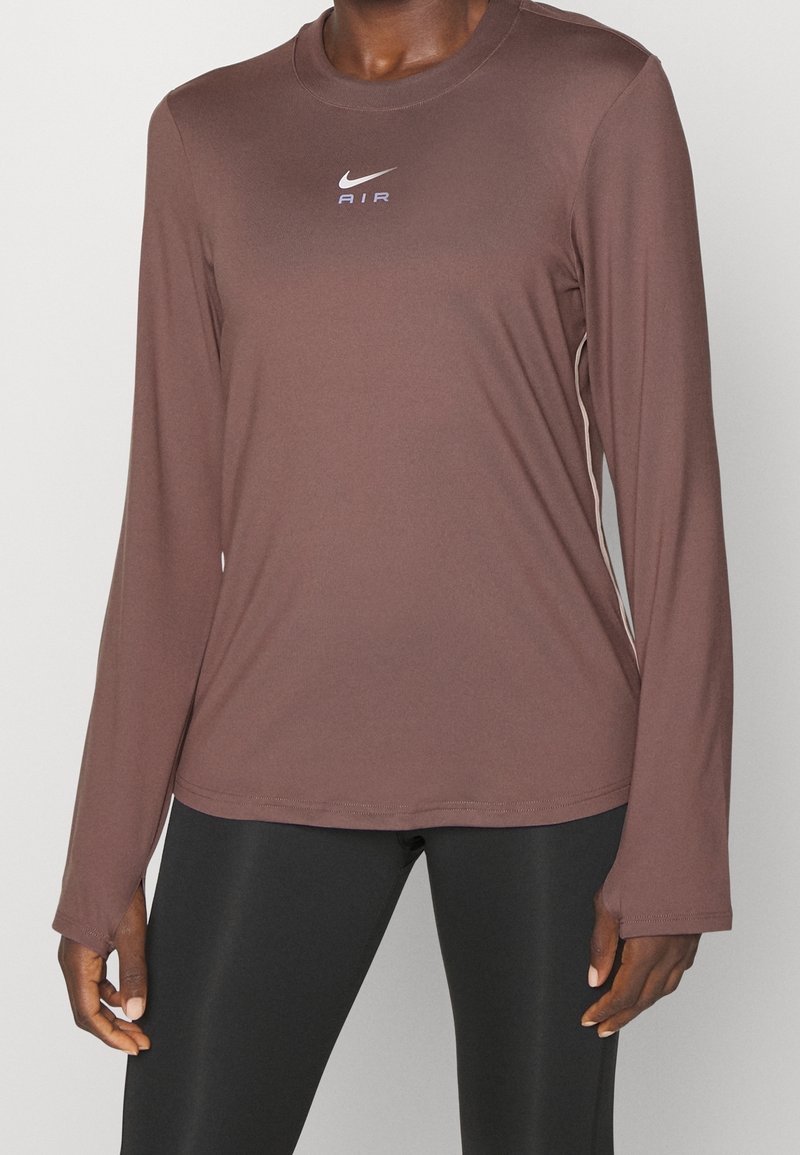 Brun långärmad träningsskjorta i mjukt tyg, med rund halsringning och en vit Nike AIR-logotyp på bröstet.