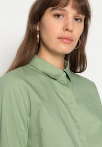 JDY JDYMIO SHIRT - Blusa com botões - basil