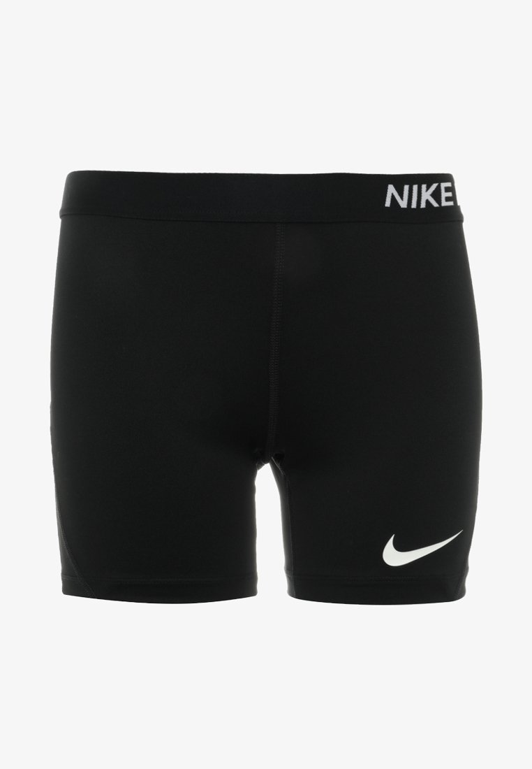 Czarne sportowe szorty wykonane z gładkiego, elastycznego materiału, z szerokim czarnym pasem w talii i białym logiem Nike po lewej stronie.