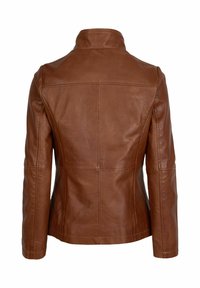 Giacca di pelle marrone con colletto alto, design aderente e dettagli di cucitura visibili. Texture liscia e forma strutturata.
