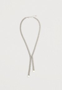 Hopeaketju hopeanvärisellä sävyllä, jossa on kaksoistrantteja, ja neliömäiset metallikoristeet päissä sekä turvallinen lukitus.