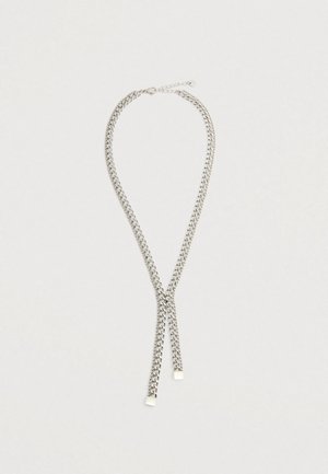 Silberfarbener Kettenhalsreifen mit doppelten Strängen, versehen mit quadratischen Metallakzenten an den Enden und einem sicheren Verschluss.