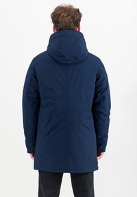 Marineblauwe waterdichte parka met een hoge, gewatteerde kraag, lange mouwen en een rechte snit. Beschikt over een gladde, matte afwerking en geen zichtbare hardware.