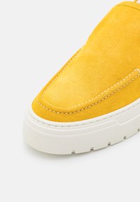 Antony Morato Slip-ins - mustard yellow