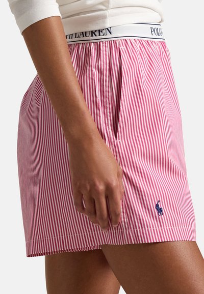 Proužkované růžové šortky s bílým elastickým pasem označeným "POLO LAUREN" a malým modrým logem. Lehký materiál, plisovaný design, délka po kolena.