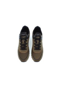 Tmavě zelené sportovní boty s černými akcenty, svrchní část z texturované tkaniny, šněrovací design a kontrastní oranžové stehy po stranách.