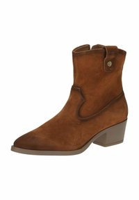 Stivale alla caviglia in suede marrone con punta affusolata, ritaglio laterale curvo e tacco basso a blocco. Presenta una fascia decorativa con un bottone in evidenza.