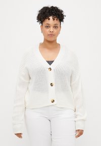 Weiße Strickjacke mit V-Ausschnitt, fünf großen goldenen Knöpfen und gerippten Bündchen, mit offener Strickweise und verkürztem Design.