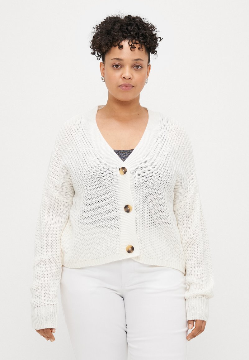 Weiße Strickjacke mit V-Ausschnitt, fünf großen goldenen Knöpfen und gerippten Bündchen, mit offener Strickweise und verkürztem Design.