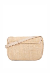 Borsa a tracolla in paglia intrecciata beige con una morbida tracolla in pelle color crema. Forma rettangolare, con superficie testurizzata e un sottile motivo geometrico.