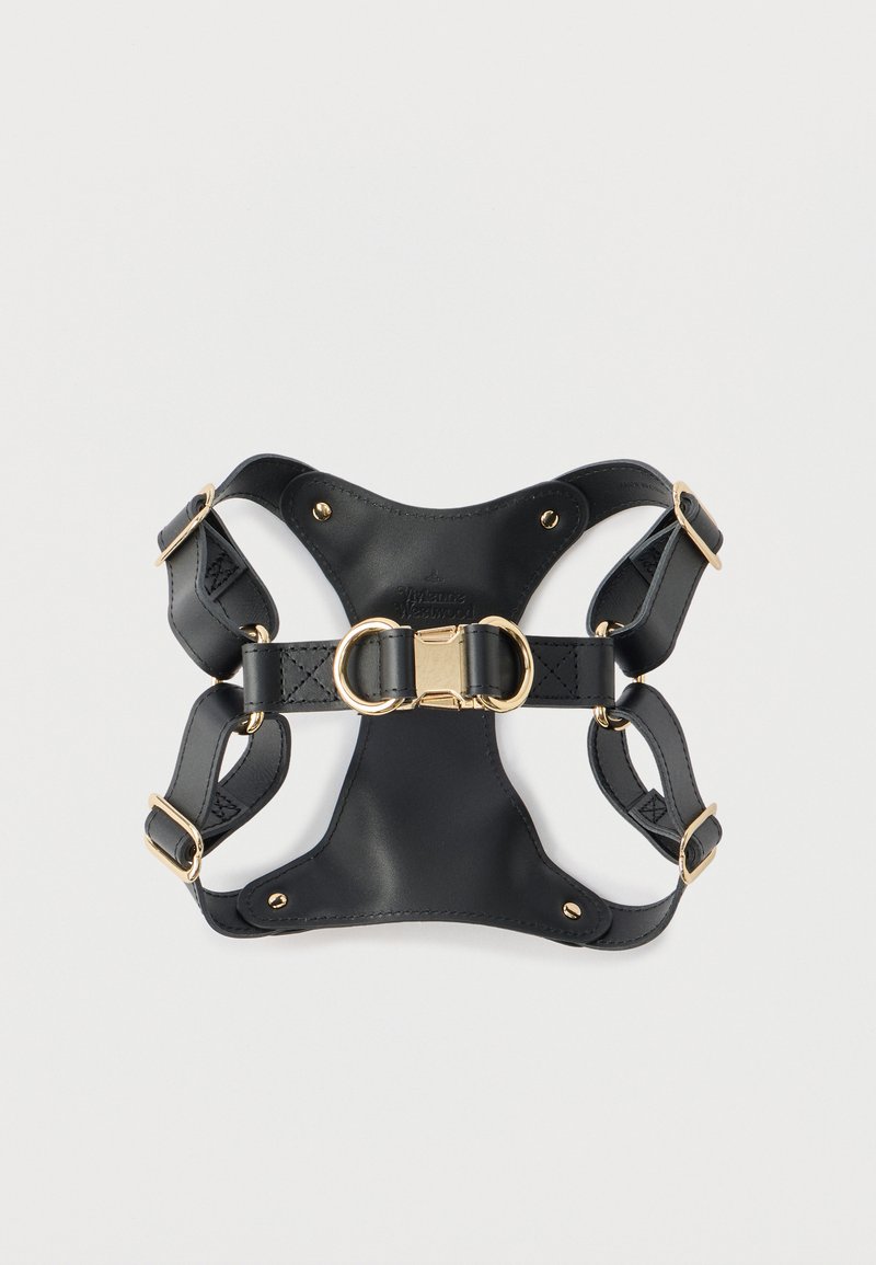 Schwarzes Leder-Geschirr mit goldener Hardware, ausgestattet mit verstellbaren Riemen und einem Doppelring in der Mitte. Glatte Textur und elegantes Design.