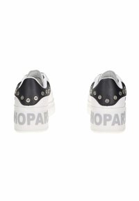 Sneaker bianco e nero con retro testurizzato, borchie argentate e suola spessa con la scritta "HOPARK" in grigio. Design a lacci piatti.