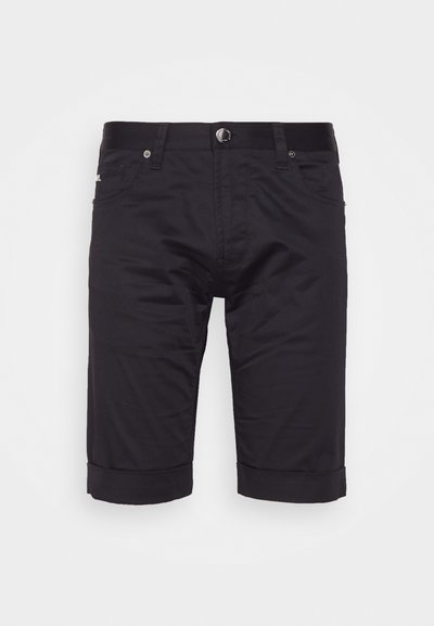 Μαύρες βαμβακερές κοντές παντελόνες με ίσια γραμμή, διπλωμένα μπατζάκια, φερμουάρ στη μέση και θηλιές ζώνης. Δύο πλάγιες τσέπες και μία πίσω τσέπη για αποθήκευση.