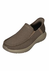 Braune Slipper mit einem Obermaterial aus Textil, das eine strukturierte Oberfläche aufweist, elastischen Seitenteilen und einer gepolsterten Gummisohle.