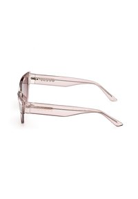 Gafas de sol transparentes de color rosa claro con una montura rectangular. Presenta acentos metálicos en la patilla y el logo de la marca en dorado en el brazo.