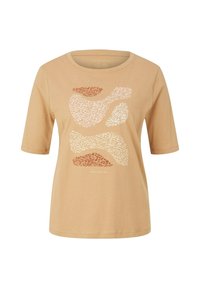 T-shirt beige à manches courtes avec des formes abstraites texturées crème et marron, et le texte "Tom Tailor" centré sous le motif.