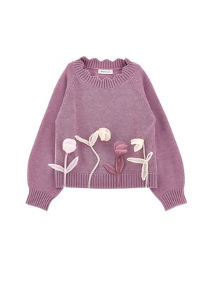 Lilla strikket genser med ribbet rund hals, prydet med broderte blomstermotiver i rosa, hvitt og lysegult på forsiden.