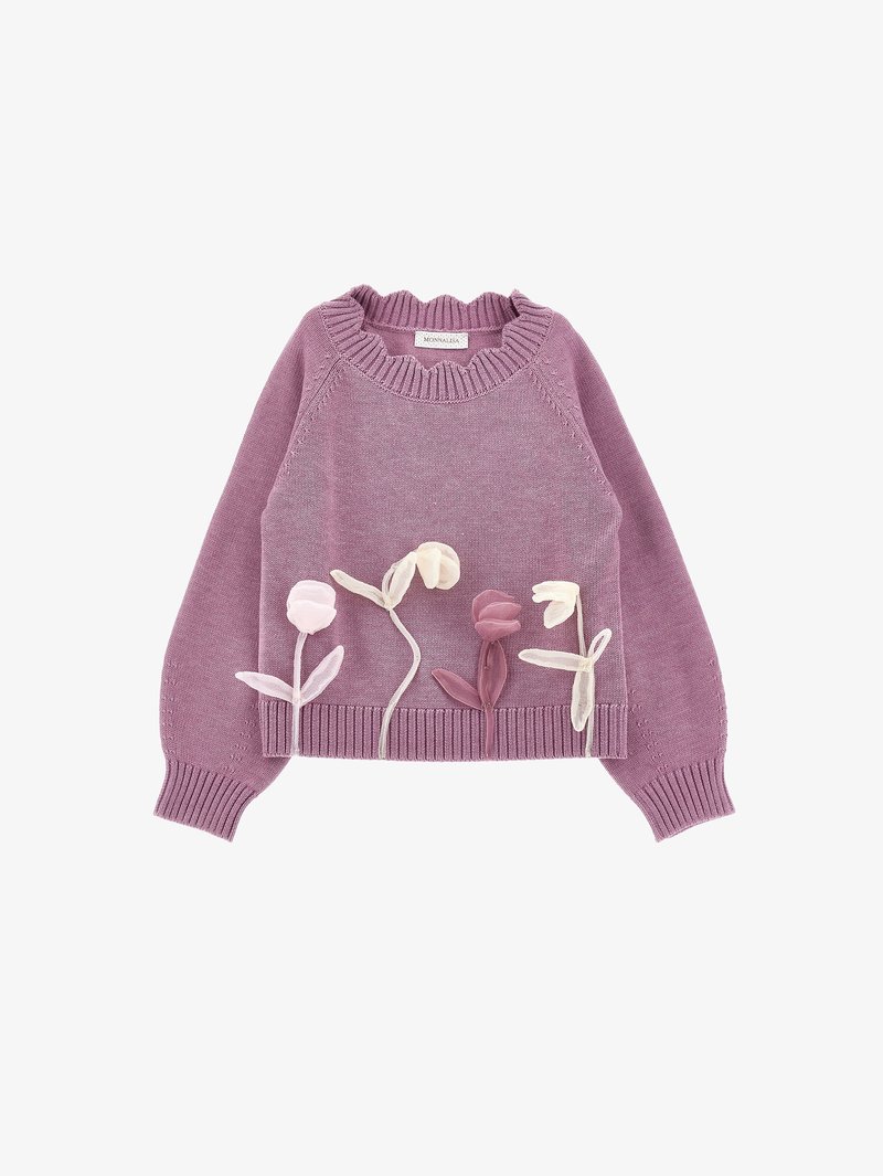 Μωβ πλεκτό πουλόβερ με ριμπ λαιμόκοψη, που διαθέτει κεντημένα λουλουδάτα σχέδια σε ροζ, λευκό και ανοιχτό κίτρινο στο μπροστινό μέρος.