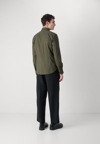 HUGO ERMO - Cămașă elegantă - dark beige